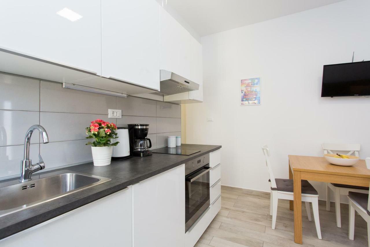 Apartments Pinery Makarska Ngoại thất bức ảnh